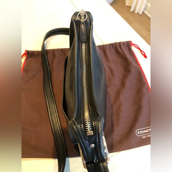 Vintage Coach Legacy Small Zip Bag #9997
Black Leather w/ hangtag and dust bag - Picture 11 of 16